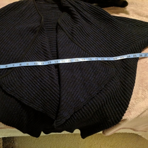 LAST DAY ⭐T Tahari Cocoon Bubble Sweater Shawl - Picture 4 of 7